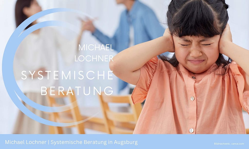 Kind hält sich die Ohren zu während eines Konflikts im Hintergrund