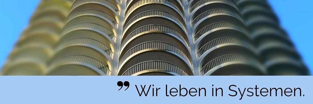 Architektur als Symbol für Systeme in der systemischen Beratung in Augsburg. Das Bild zeigt den denkmalgeschützten Hotelturm.