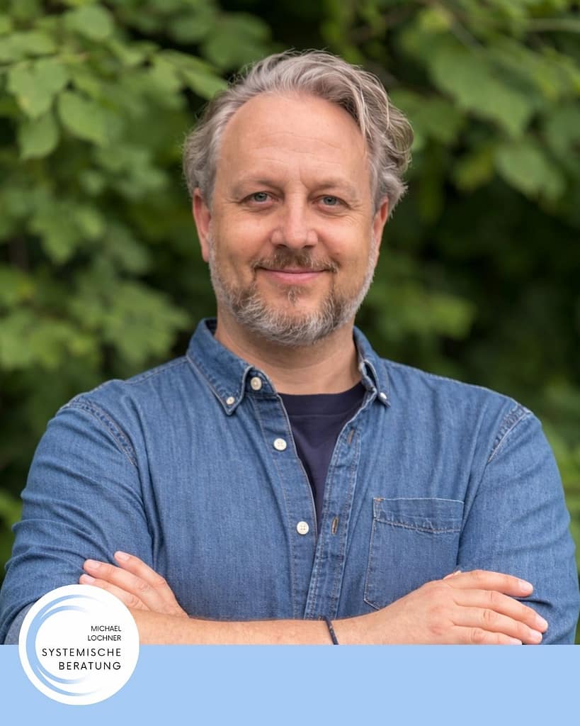 Michael Lochner, zertifizierter, systemischer Berater für systemische Beratung in Augsburg vor freundlichem, grünem Hintergrund.